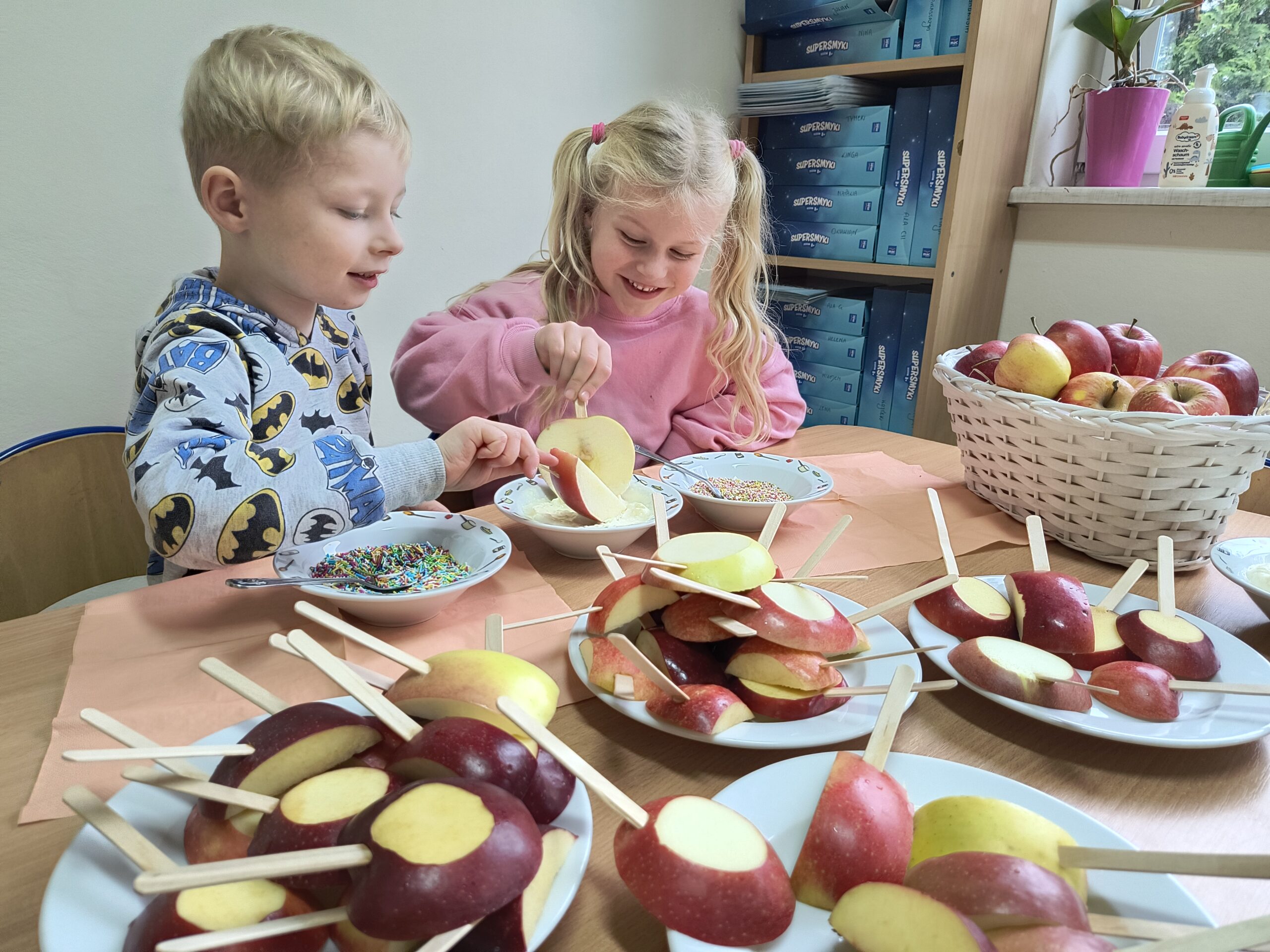 Read more about the article JABŁKOWE 🍎 LIZAKI 🍭🍭 w grupie Sówek 🦉
