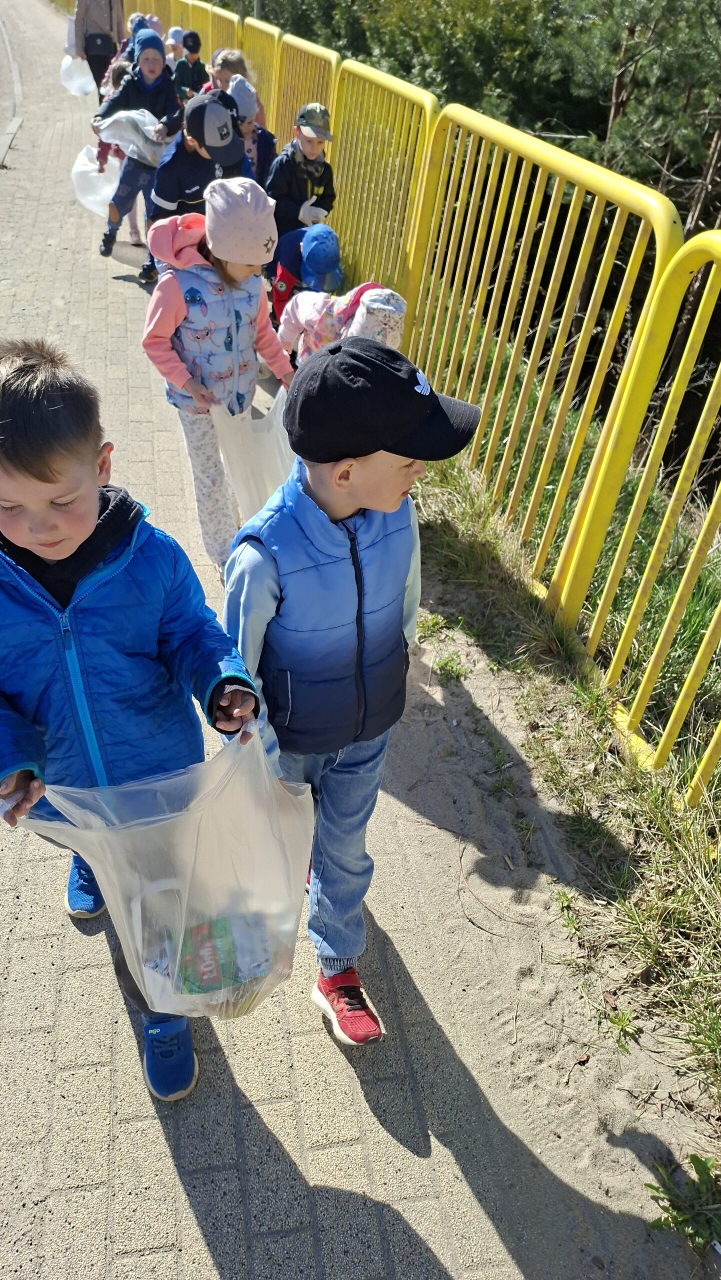 Read more about the article Żabki 🐸 biorą udział w ogólnopolskiej akcji🌍 „Sprzątanie świata „🍀☘️🌿